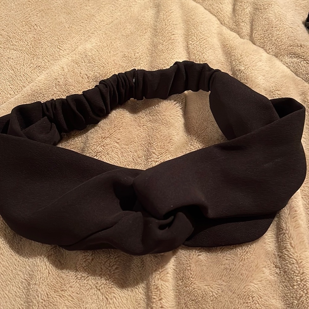 BLACK SCRUNCHED HEADBAND